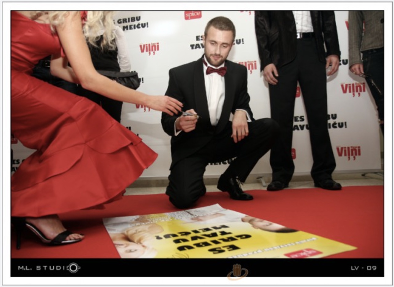 Mick Baltic signing the movie poster at the red carpet premiere in Riga, 2009